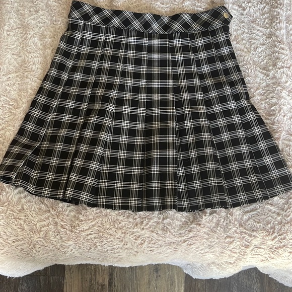 This a plaid black and white skirt from H&M. This is a size 6 - Picture 1 of 3